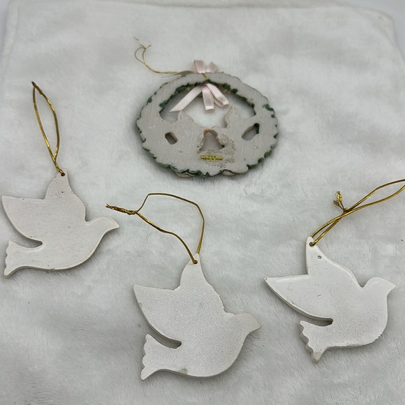 Christmas Ornaments Lot of (4) Resin 3- Doves & 1- Wreath with Doves & Roses - Picture 6 of 7
